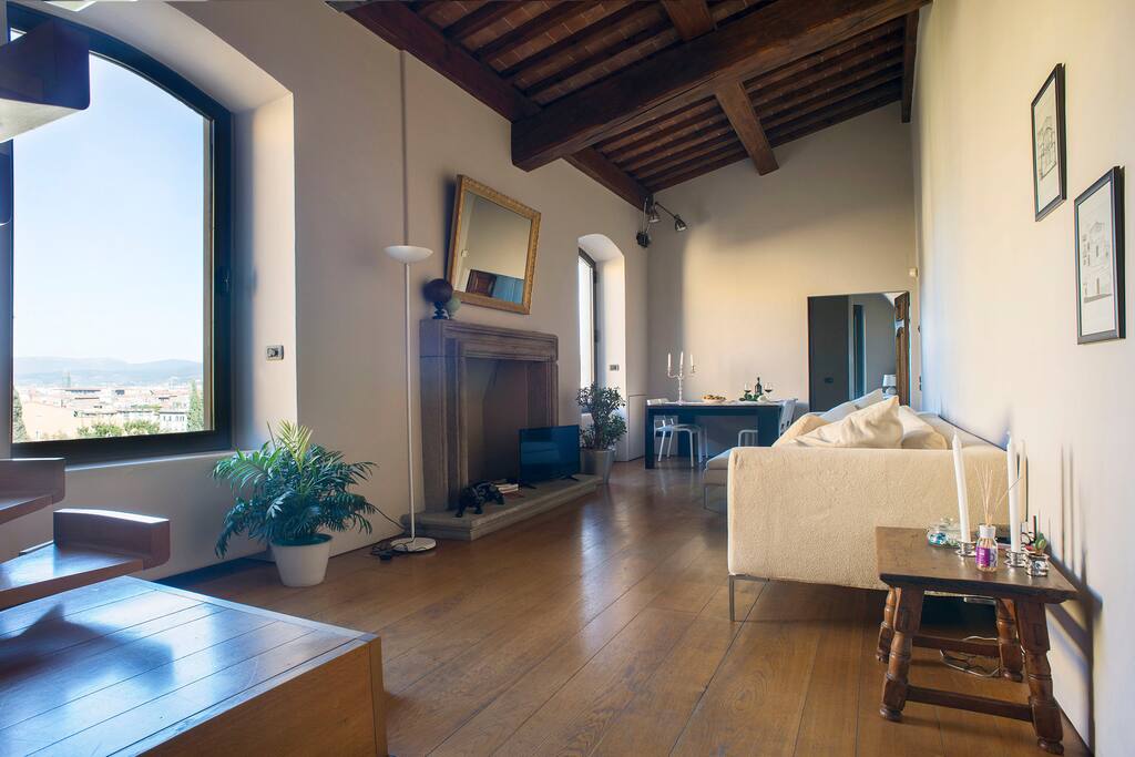 Salone con alto soffitto e travi in legno