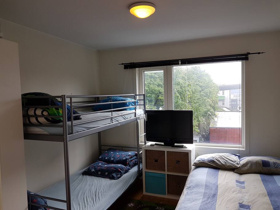 Bedrom with one bunkbed for kids and a queen bed