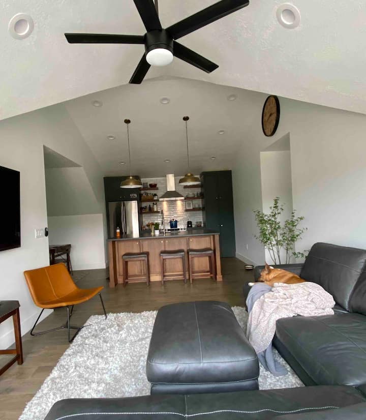 Grande chambre, un bel espace à visiter. Beaucoup d'espace. 