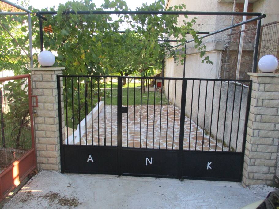 Κεντρική Είσοδος με πάρκινγκ.