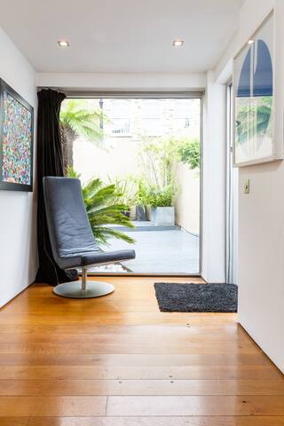 Relax in Tropical Garden in an Architecturally Designed House in the South Bank gallery image 4