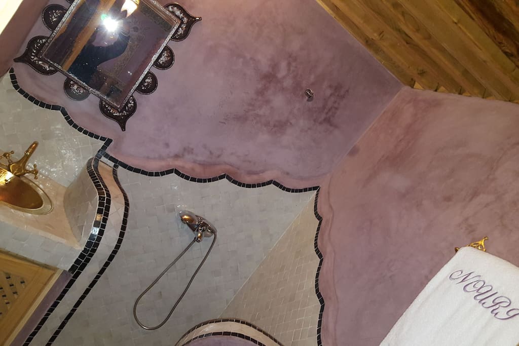 salle de bain privatives dans la chambres attarinne