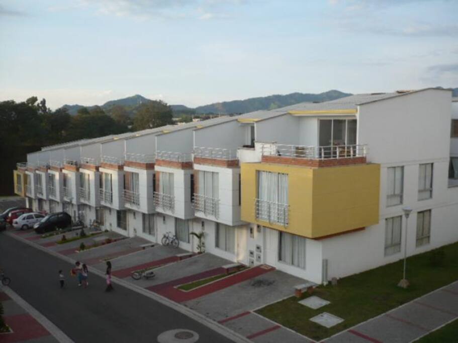 casa esquinera donde vivimos, cuarto amplio