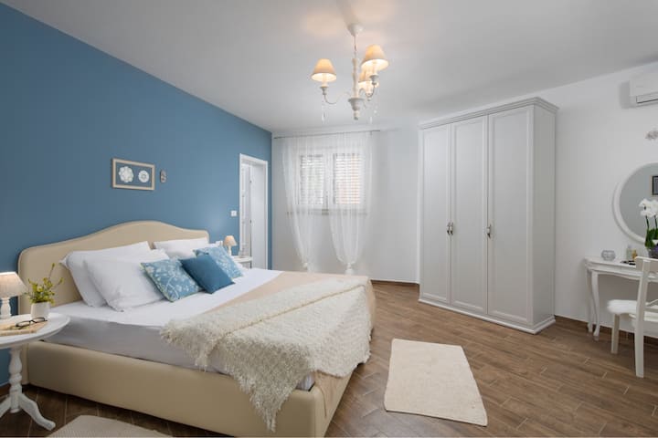 Habitación Azzurra con una cama tamaño king y baño propio.