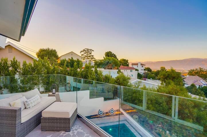 Sleek Modern Hollywood Hills Home w/Stunning Views gallery image 4