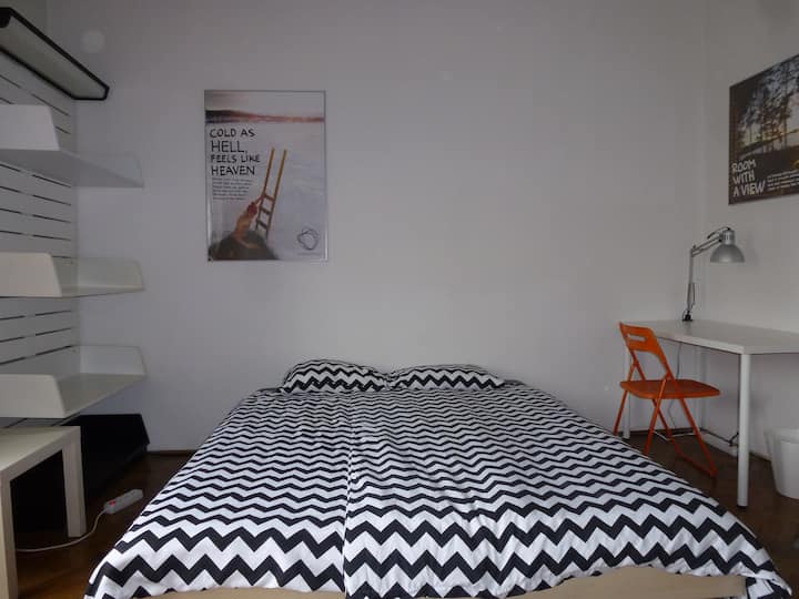 Spacious room #4 near Park Tivoli / free parking