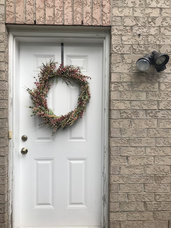 New Charming Home 5 minutes from PEARSON AIRPORT