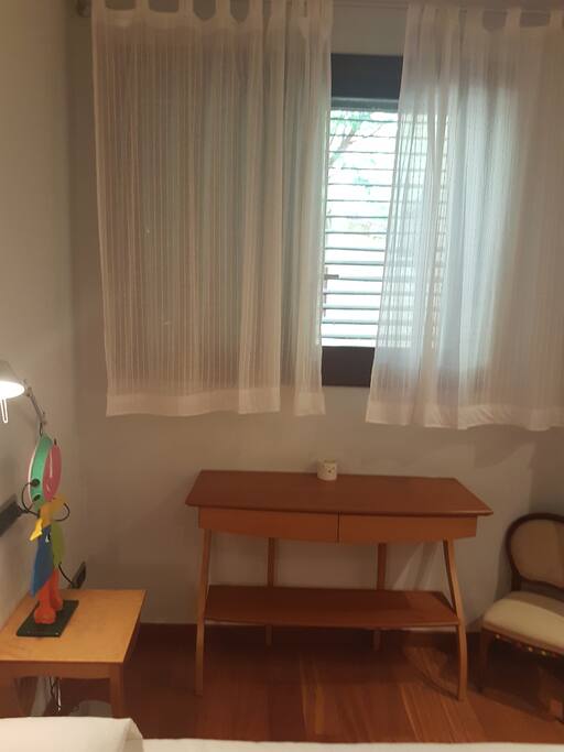 Habitación con cama de matrimonio.