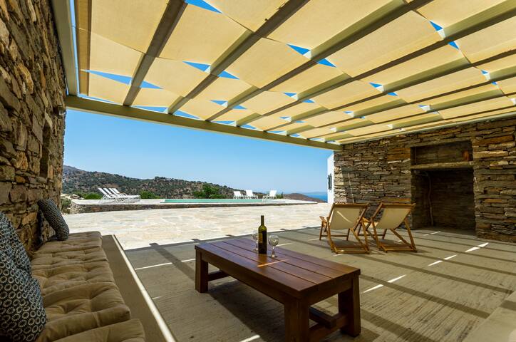 Traditional cycladic stone villa in Kea gallery image 2