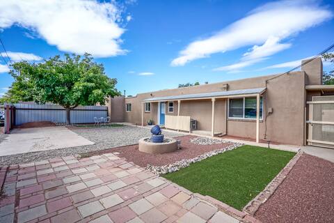 4bd,2ba Home w/ large yard for dogs & cornhole