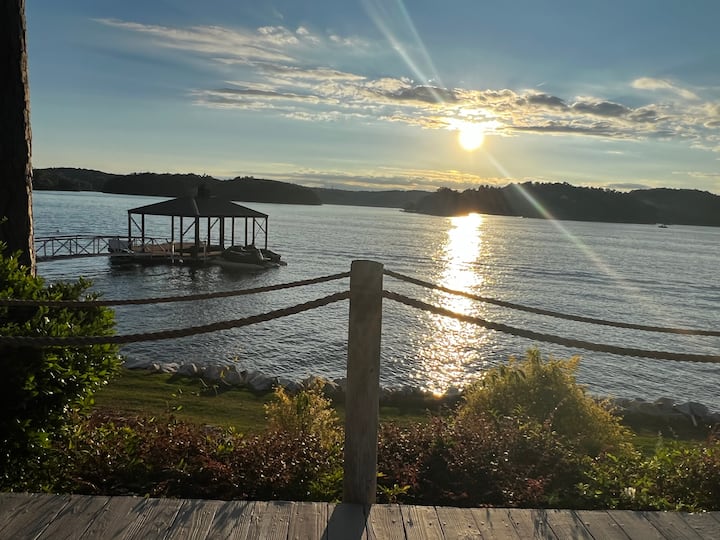 Lake Keowee Waterfront Cottage Near Clemson Univ. Cottages for Rent