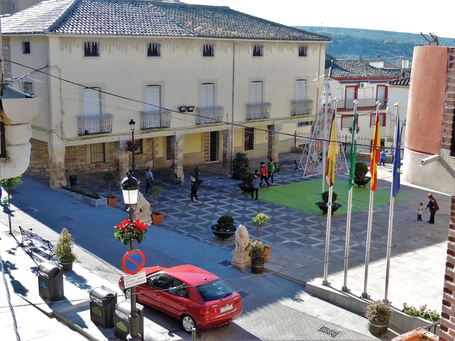 vistas desde el salón y dormitorio a la plaza central del Ayuntamiento de la localidad.