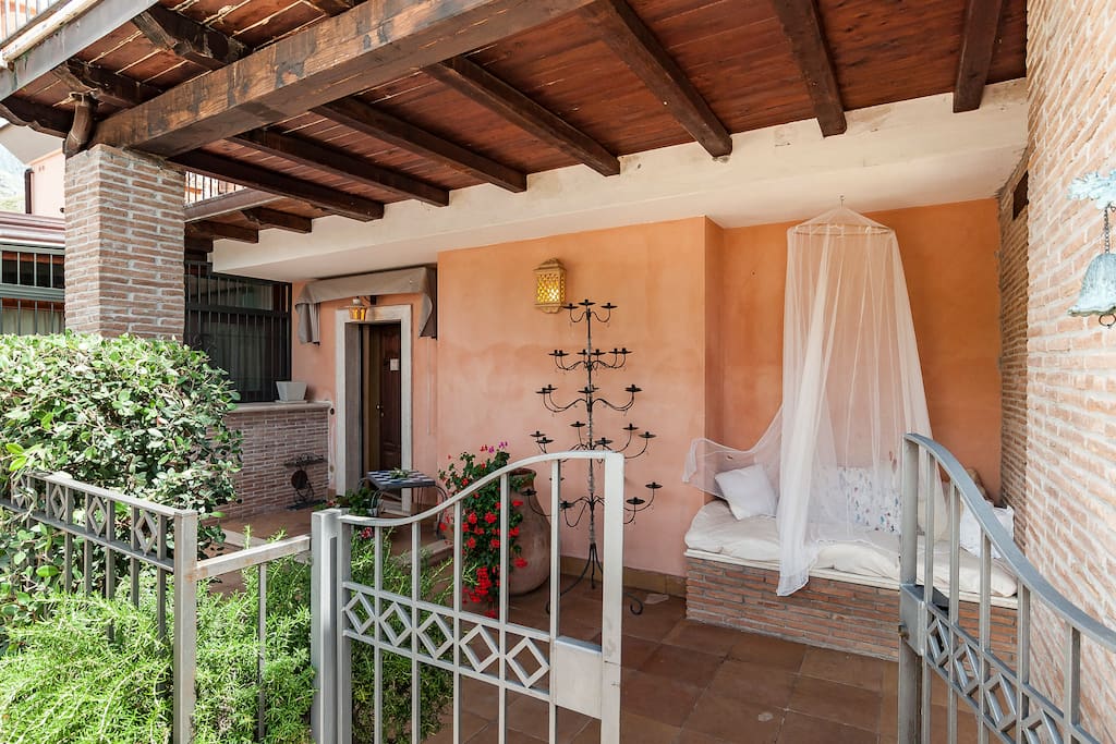 Ingresso della casa/the outside entrance