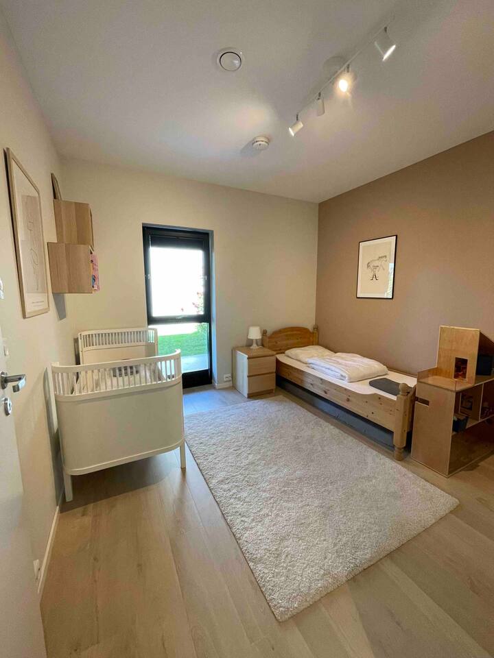 Chambre avec deux lits simples. Un matelas supplémentaire peut également être utilisé au sol.