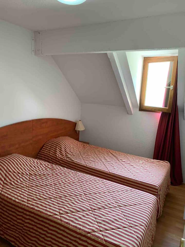 ห้องนอน 2 ชั้นบน: เตียงเดี่ยว 2 เตียงขนาด 90x190