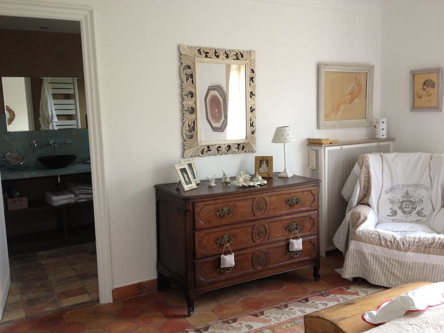 Chambre 1 avec salle de bain baignoire