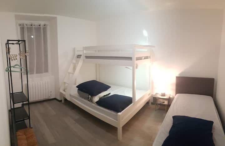 Chambre 4 couchages : 
2 lits 90x200
1 lit 140x200
matelas à mémoire de forme 
l