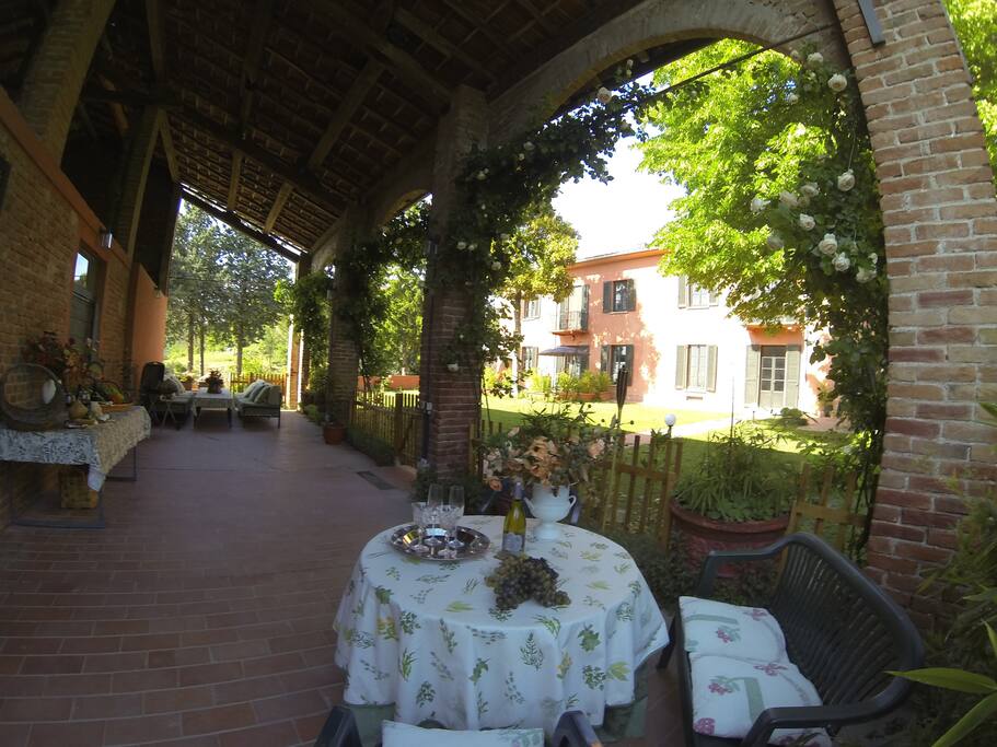 The private porch -Il portico privato con le zone pranzo