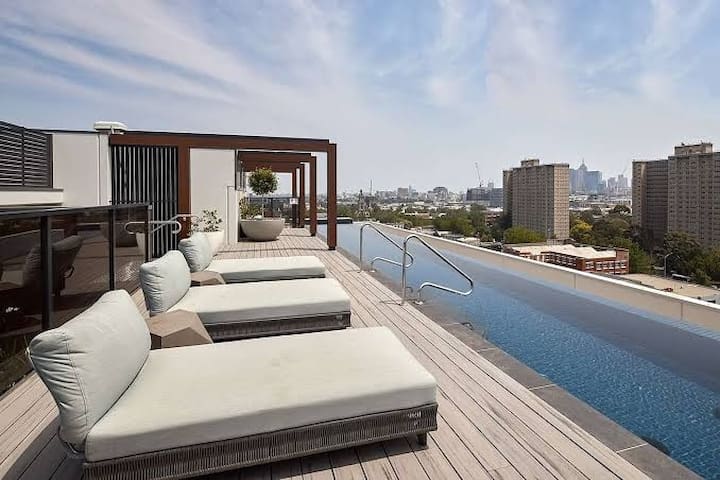 2 Bedroom + rooftop pool 2km from MCG