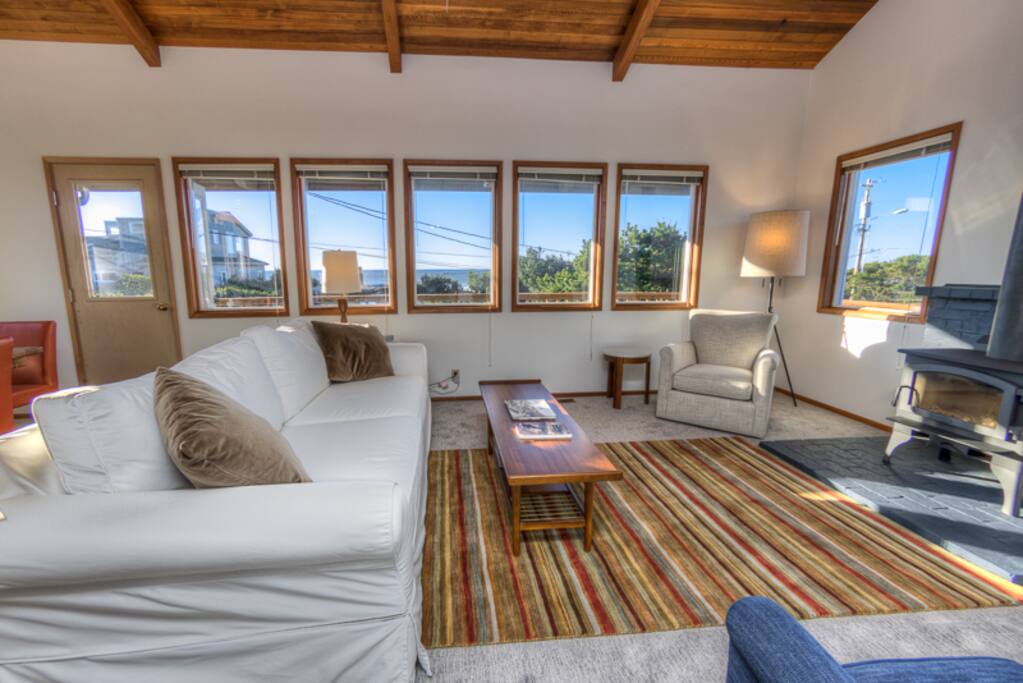 Spacious living room with great ocean and neahkahnie views