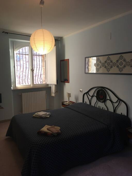 Camera da letto con testata del letto ricamata in punto assisi