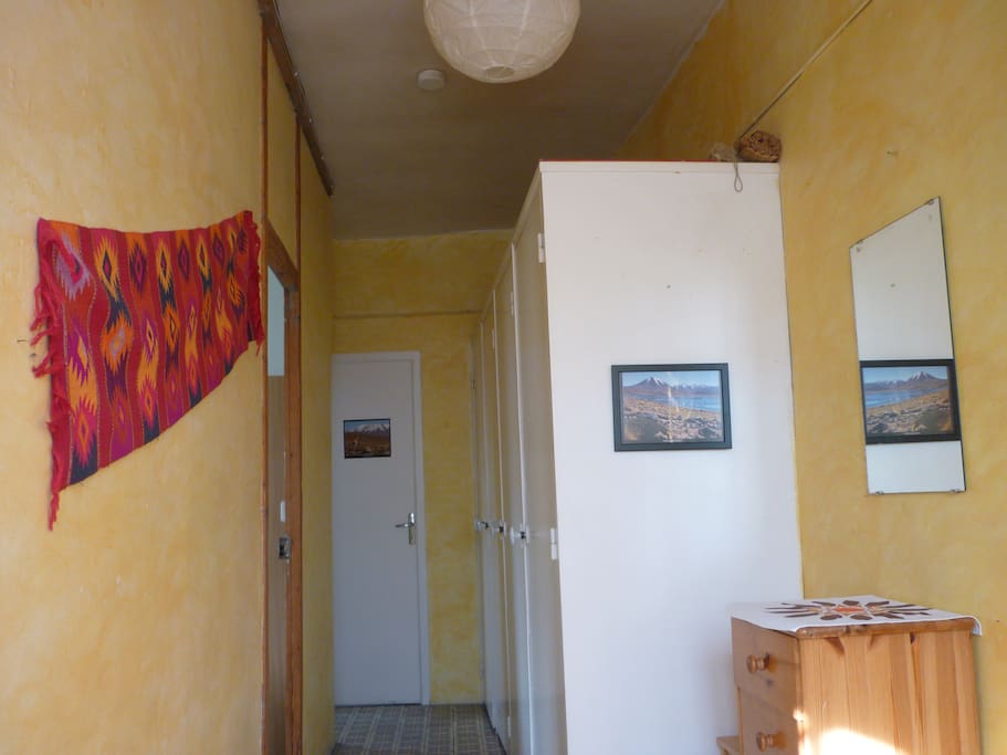 corridor avec 4 armoires