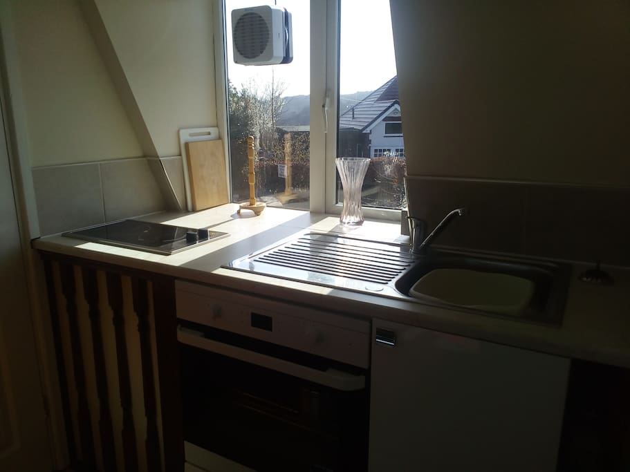Kitchenette. All pots, pans included