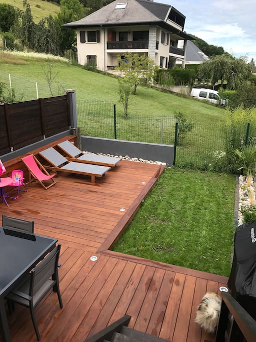 Terrasse/jardin vue Lac (barbecue, transats, grande table avec chaises)