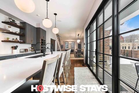 Luxe Home★ Amazing Yard★ Firepit★ 2 Rooftop Decks