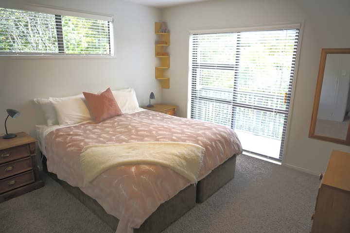 Основна спалня със самостоятелен санитарен възел
