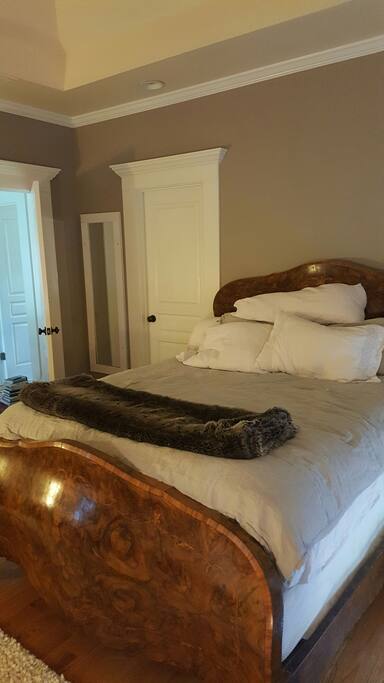Comfy Queen Bed with Cotton Sheets, Linen Duvet