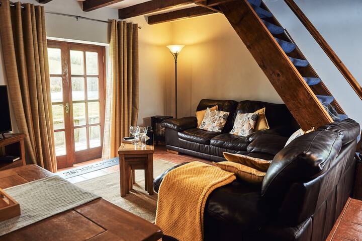 Rural Lakeside Cottage, Large Indoor Heated Pool - Laugharne