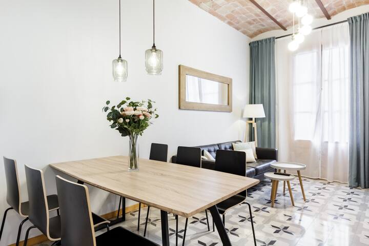 Laze in a Chic Apartment in Vila de Gracia gallery image 2