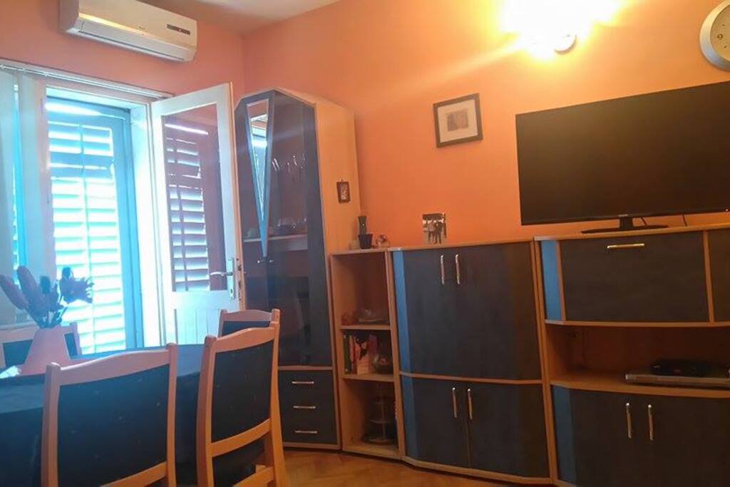 Dnevna soba s izlazom na južni balkon