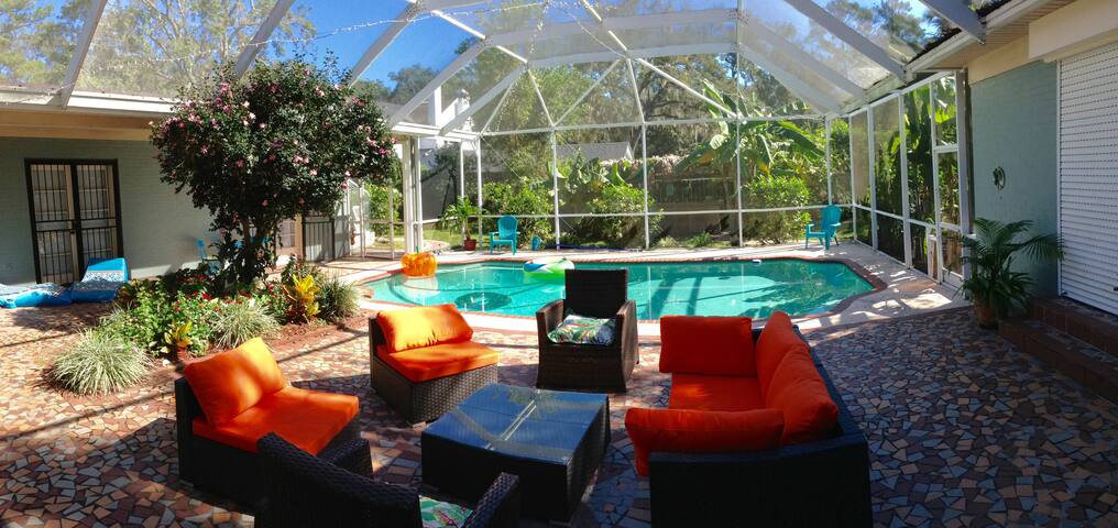 Private Poolside Guesthouse Apartment