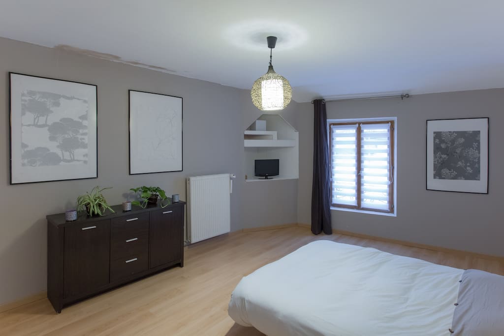 Votre espace nuit privée avec TV , commode, et serviettes mis à votre disposition