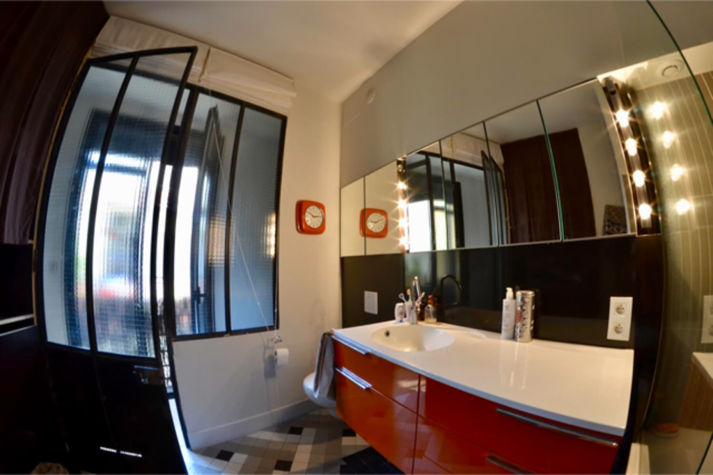 Salle de bain avec verrière