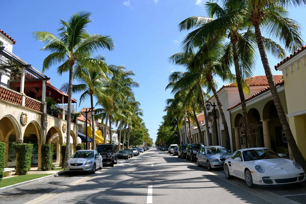 15 Min Drive To Luxury Shopping & Dinning On Worth Ave