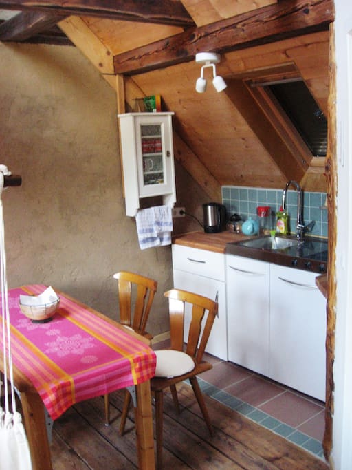 Küche mit Kühlschrank und Ceranfeld