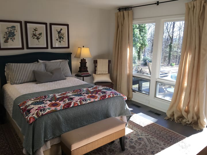 Dormitorio con cama tamaño queen y baño en suite.
