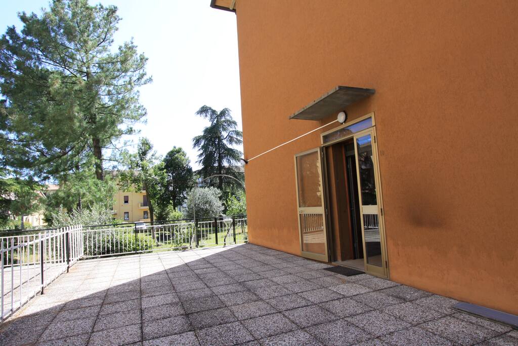 Accesso da ampio terrazzo privato.
