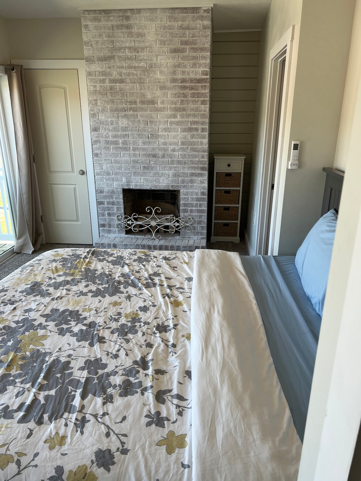 เตาผิงตกแต่งในห้องนอนใหญ่ 