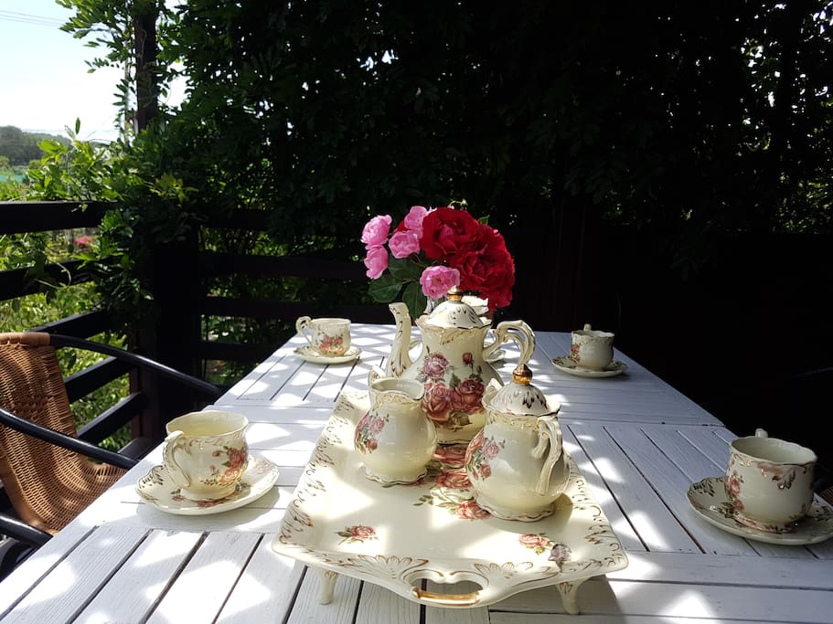 【露台实景】,阳光下的午后咖啡。
2층 베란다에서 보내는 티타임.
【Corner of the Terrace】 Coffee with the afternoon sunshine.