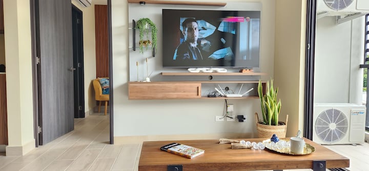 טלוויזיה חכמה 55אינץ 'עם כבל פרימיום, אתם יכולים להתחבר לאפליקציות שלכם. 