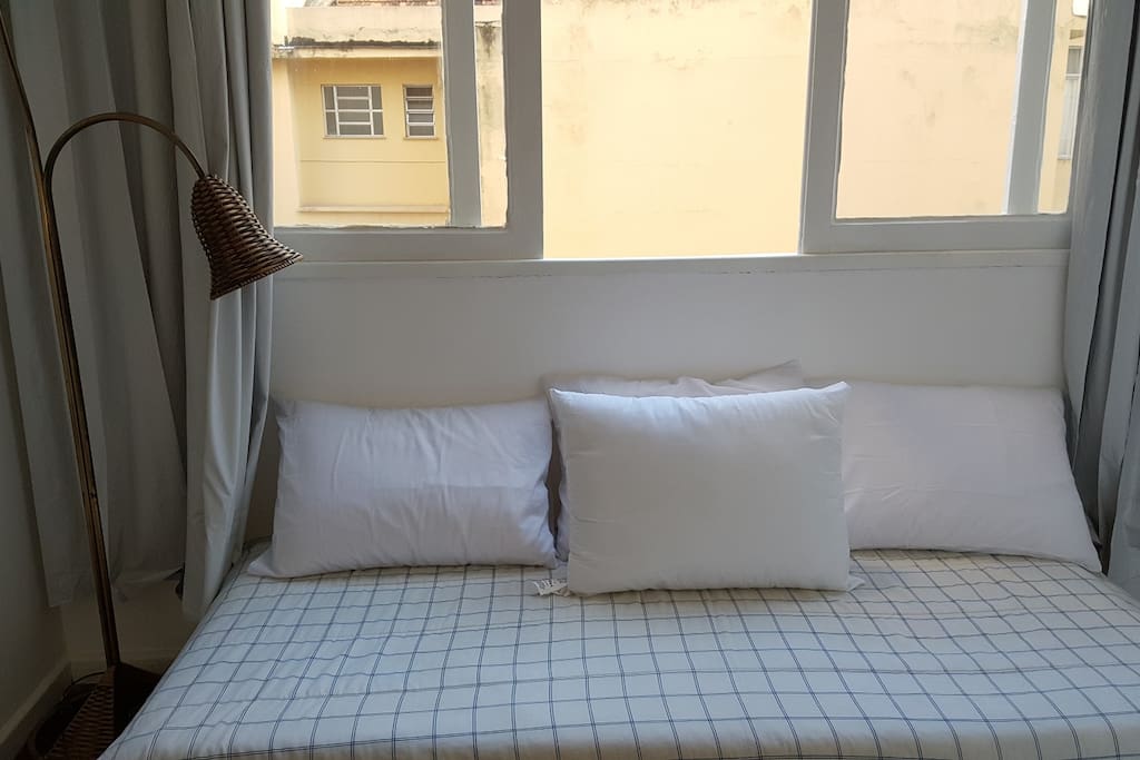 01 cama de casal e 02 camas de solteiro
