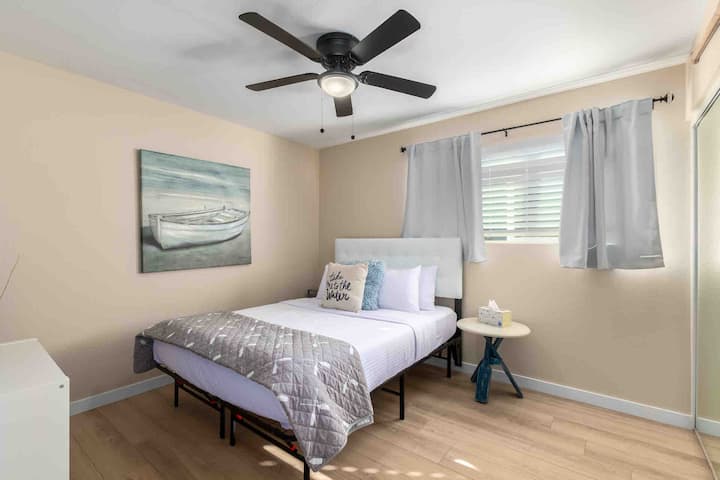 Queen memory foam mattress, premium linens, smart Tv and closet storage space. 