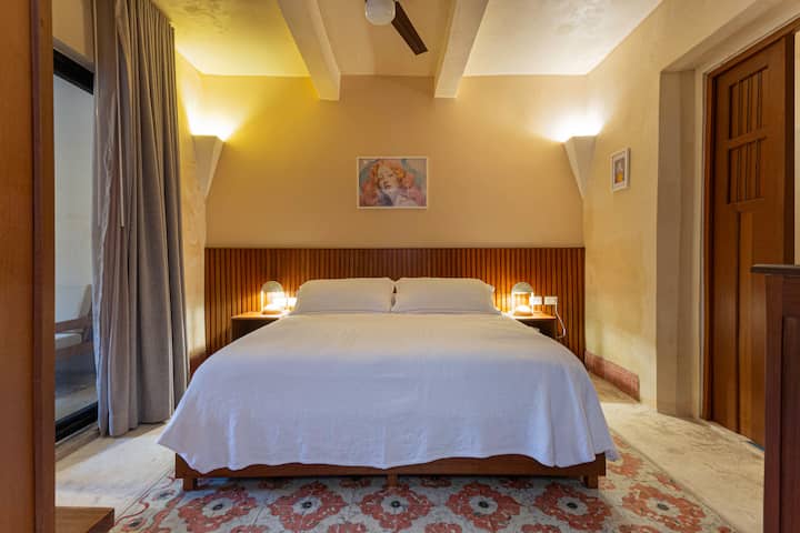 Соба со бања која се наоѓа во долниот дел и со многу убав поглед на прозорецот од подот до таванот 