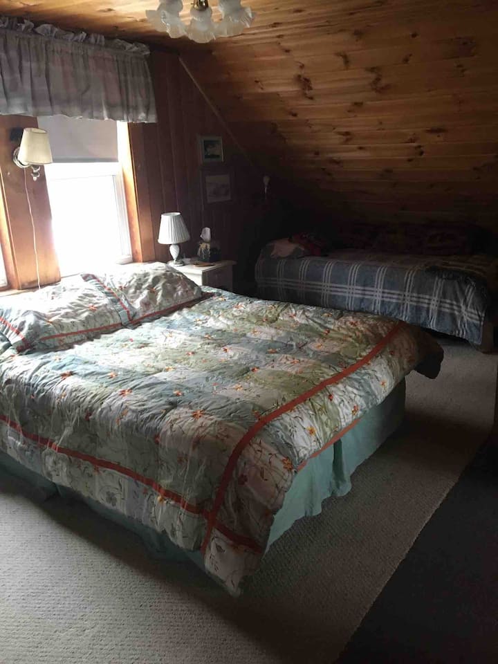 غرفة الدب هي أكبر غرفة نوم ، وتحتوي على سرير بحجم ملكة وتوأمين. توجد خزانة في الغرفة أيضًا.