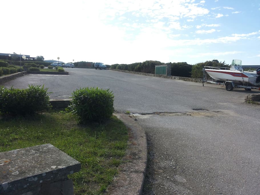 Ampio parcheggio gratuito del comparto dove comodamente potrete raggiungere la villetta
