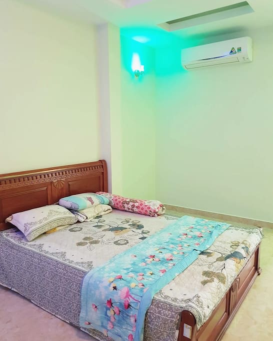 Bedroom very big with comfor blanket and air conditioner
